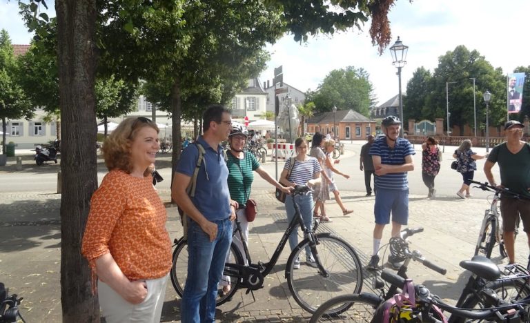 Klimapolitische Radtour mit Nicole Heger und Dr. Andre Baumann zu Bäumen und Plätzen in der Stadt